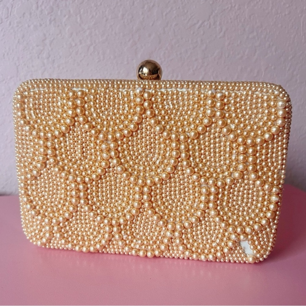 Gold Scallop Pearl Clutch Purse with Detachable Chain - Picture 3 of 12